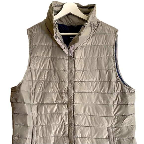 GAP Lady’s Silver-Grey Lightweight Vest.  Size XL - Picture 1 of 2